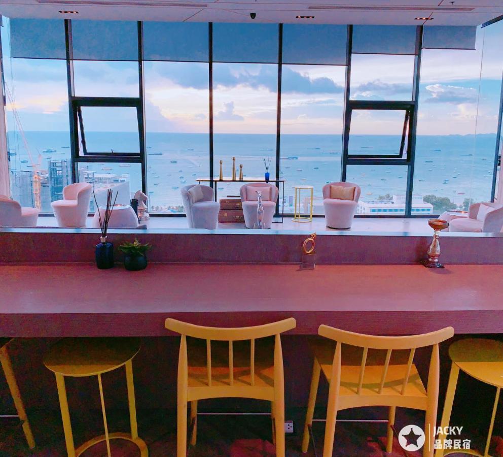 The Base Seaview Holiday Inn Pattaya Extérieur photo